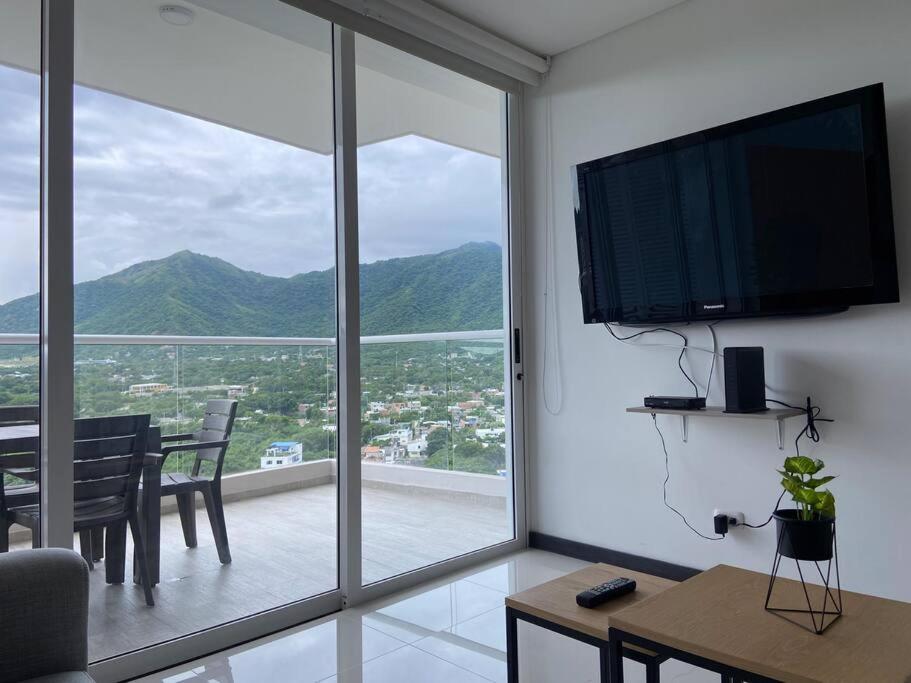 Modern well-equipped 4 PPL condo/5 MIN beach walk