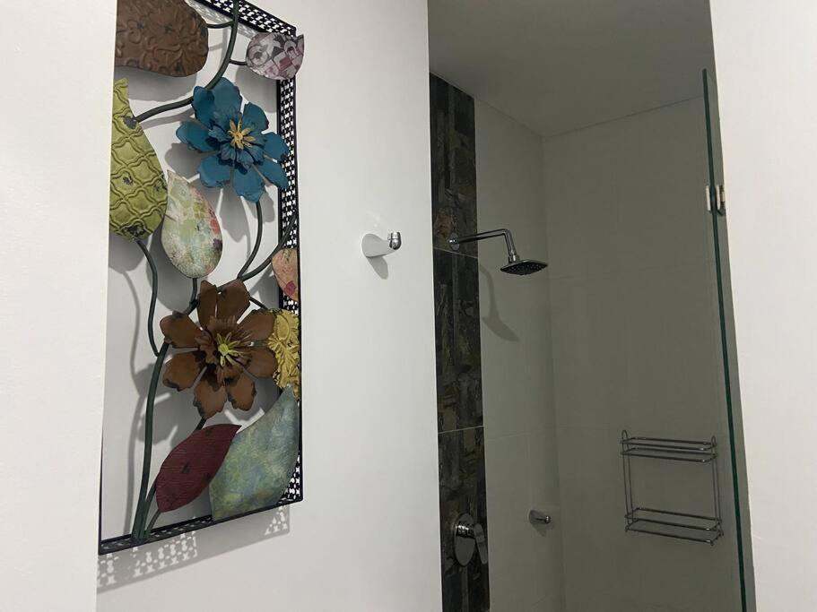 Modern well-equipped 4 PPL condo/5 MIN beach walk