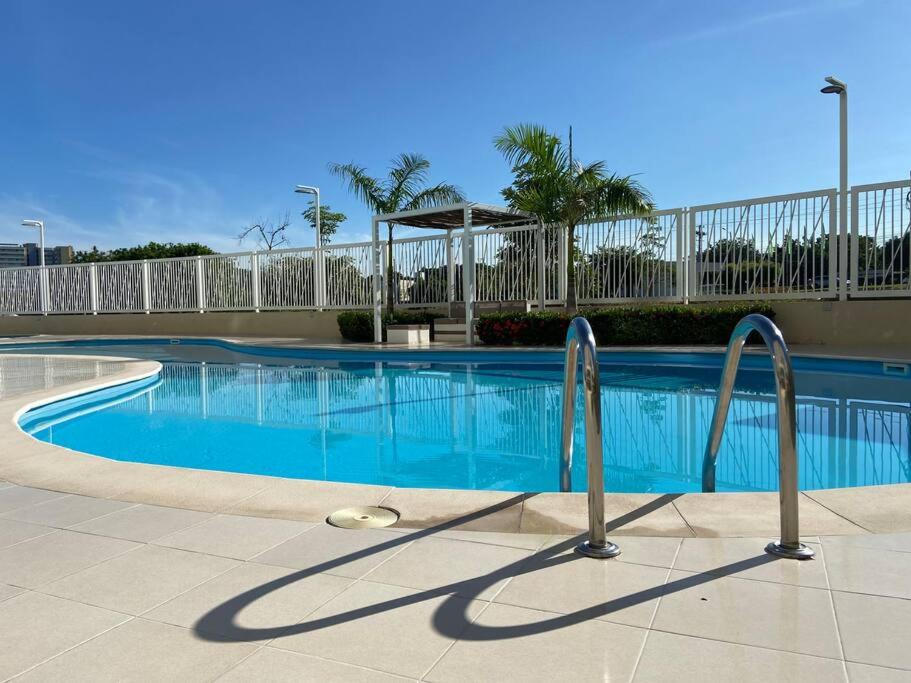 Modern well-equipped 4 PPL condo/5 MIN beach walk
