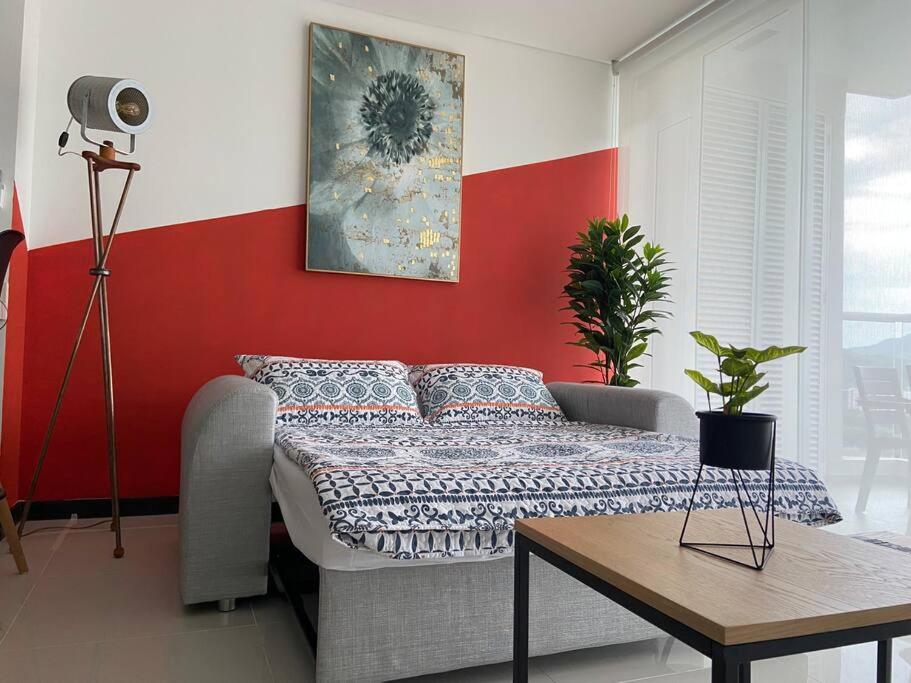 Modern well-equipped 4 PPL condo/5 MIN beach walk