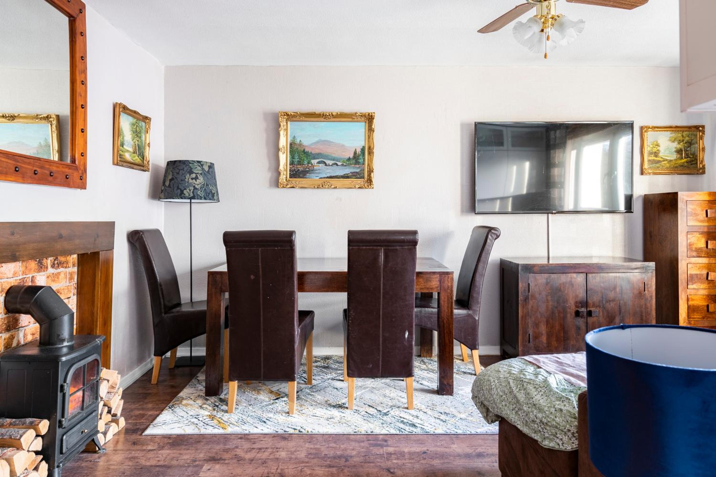 Lovely 1-bedroom property with balcony in West end view 3