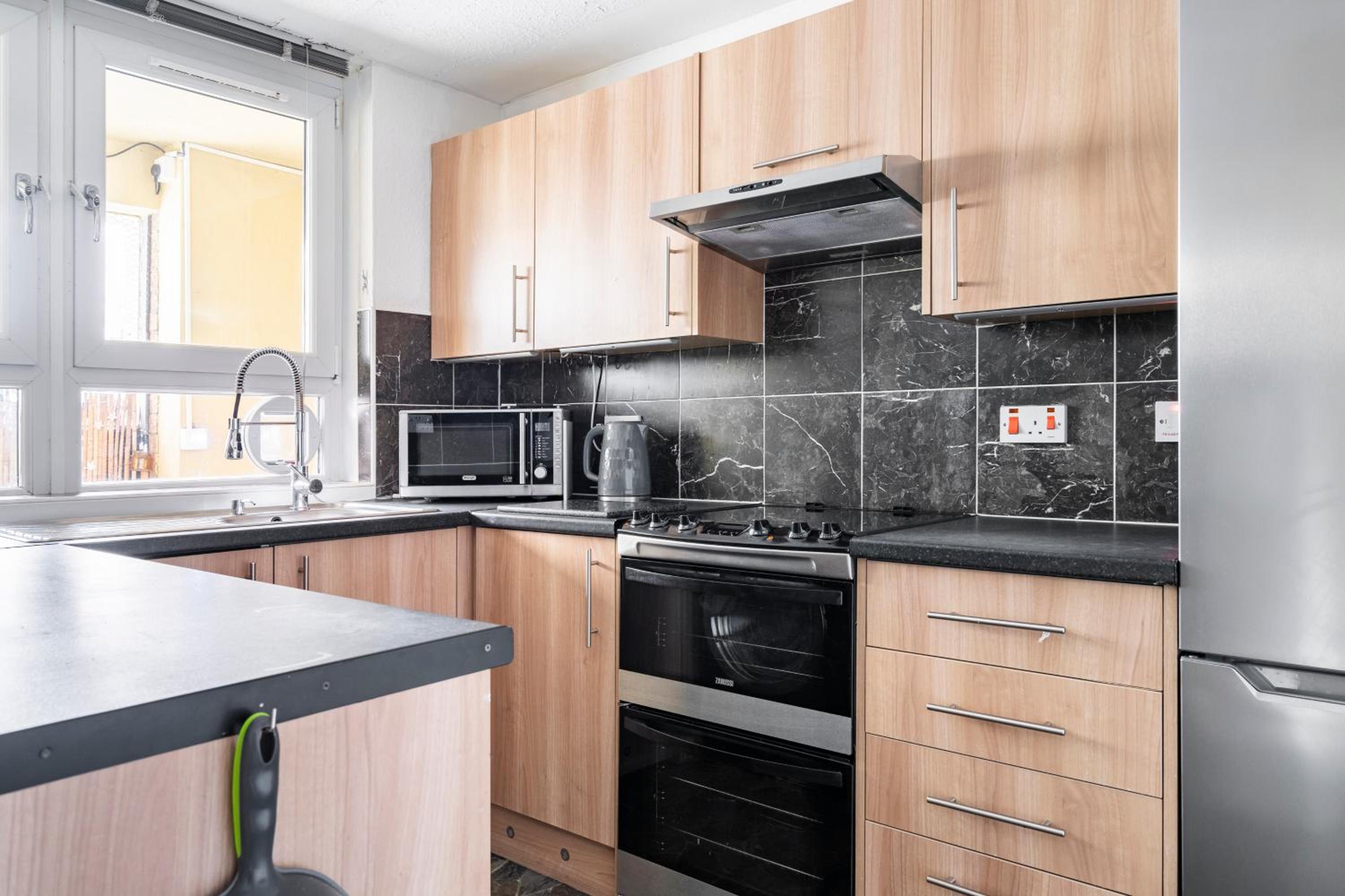 Lovely 1-bedroom property with balcony in West end view 4