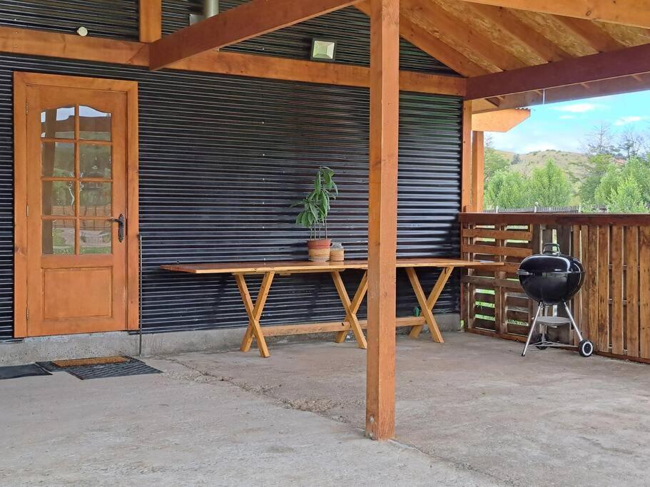 Cabaña entre cerros y ríos