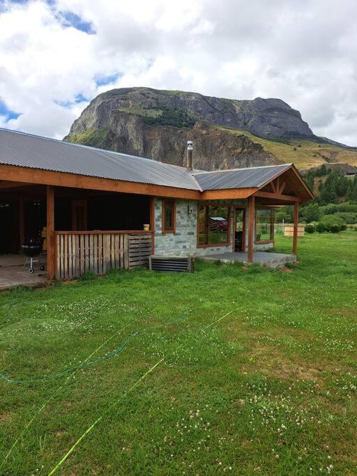 Cabaña entre cerros y ríos