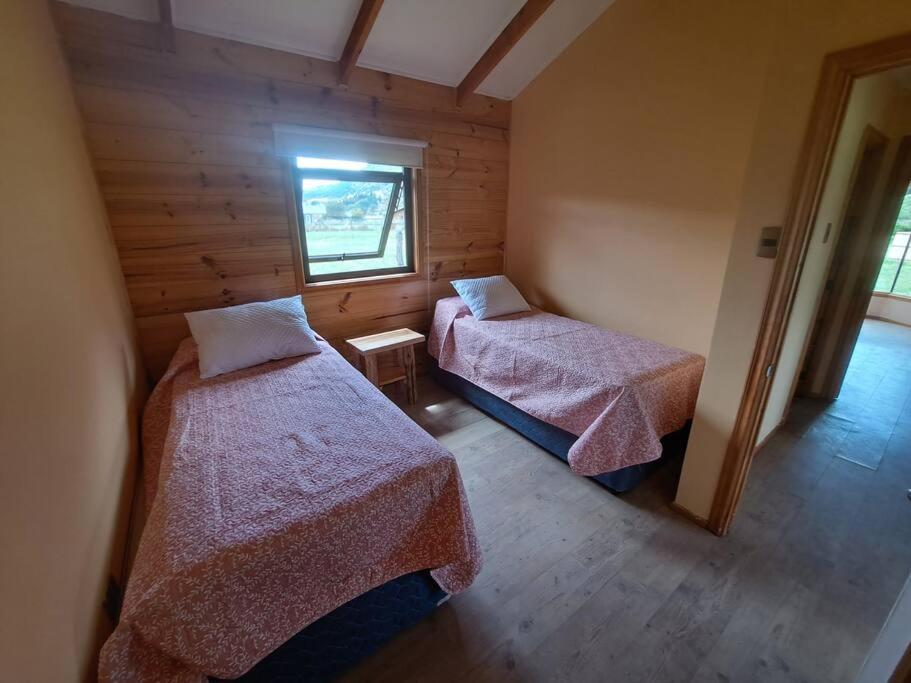 Cabaña entre cerros y ríos