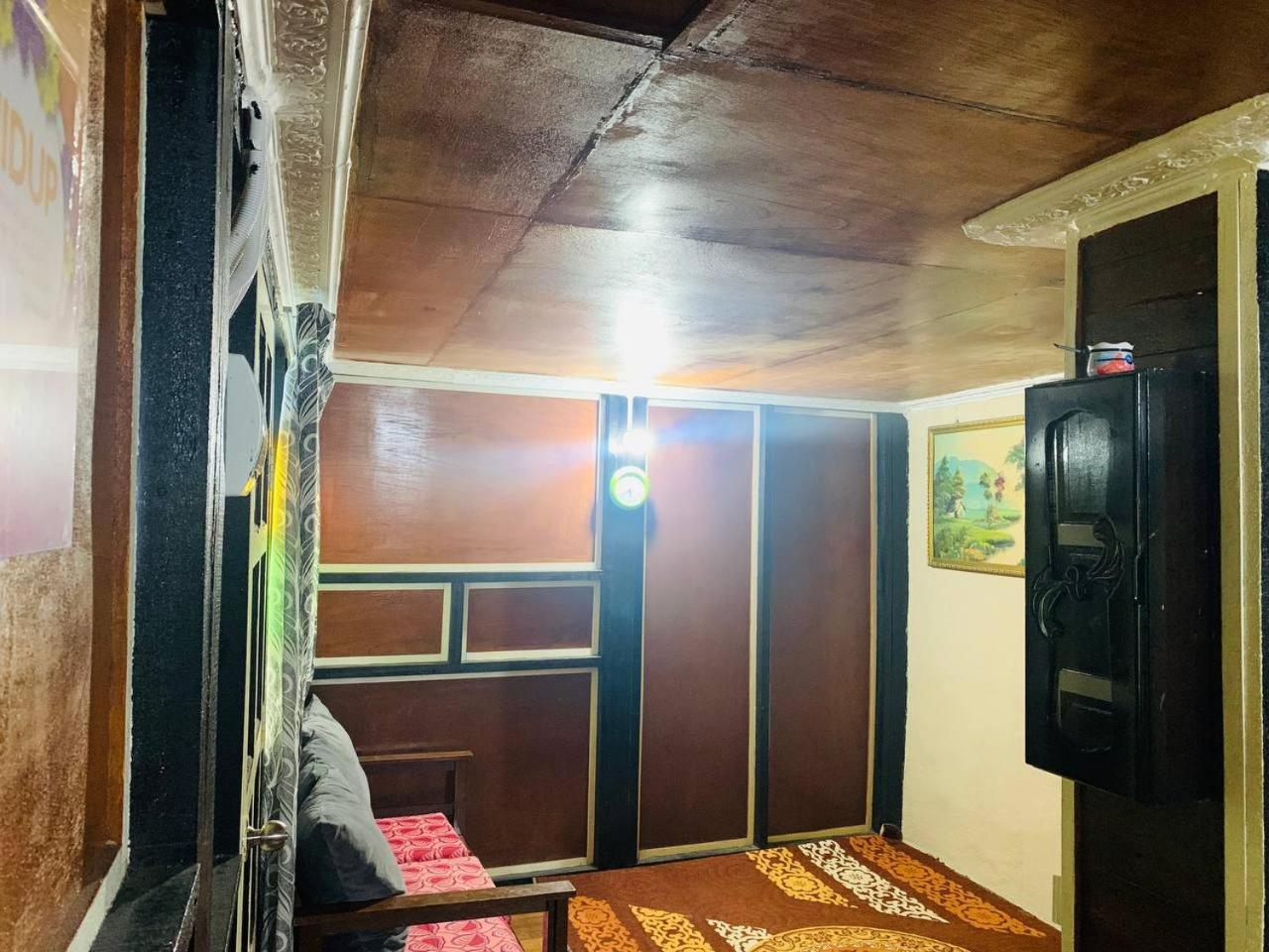 MOSS HEDERA HIDE CHALET view 5