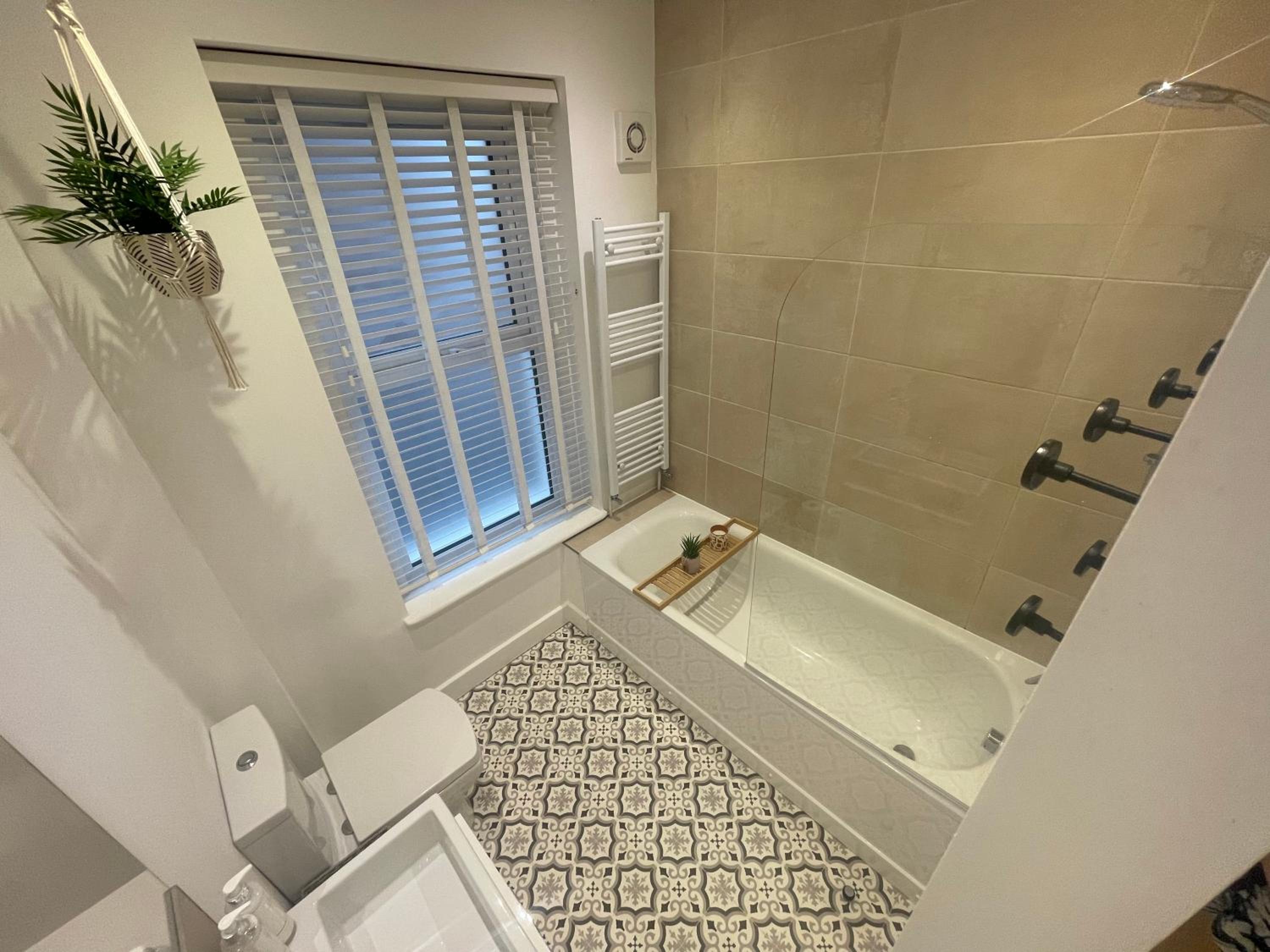 Seaview flat with balcony, spacious 2 bedroom view 2