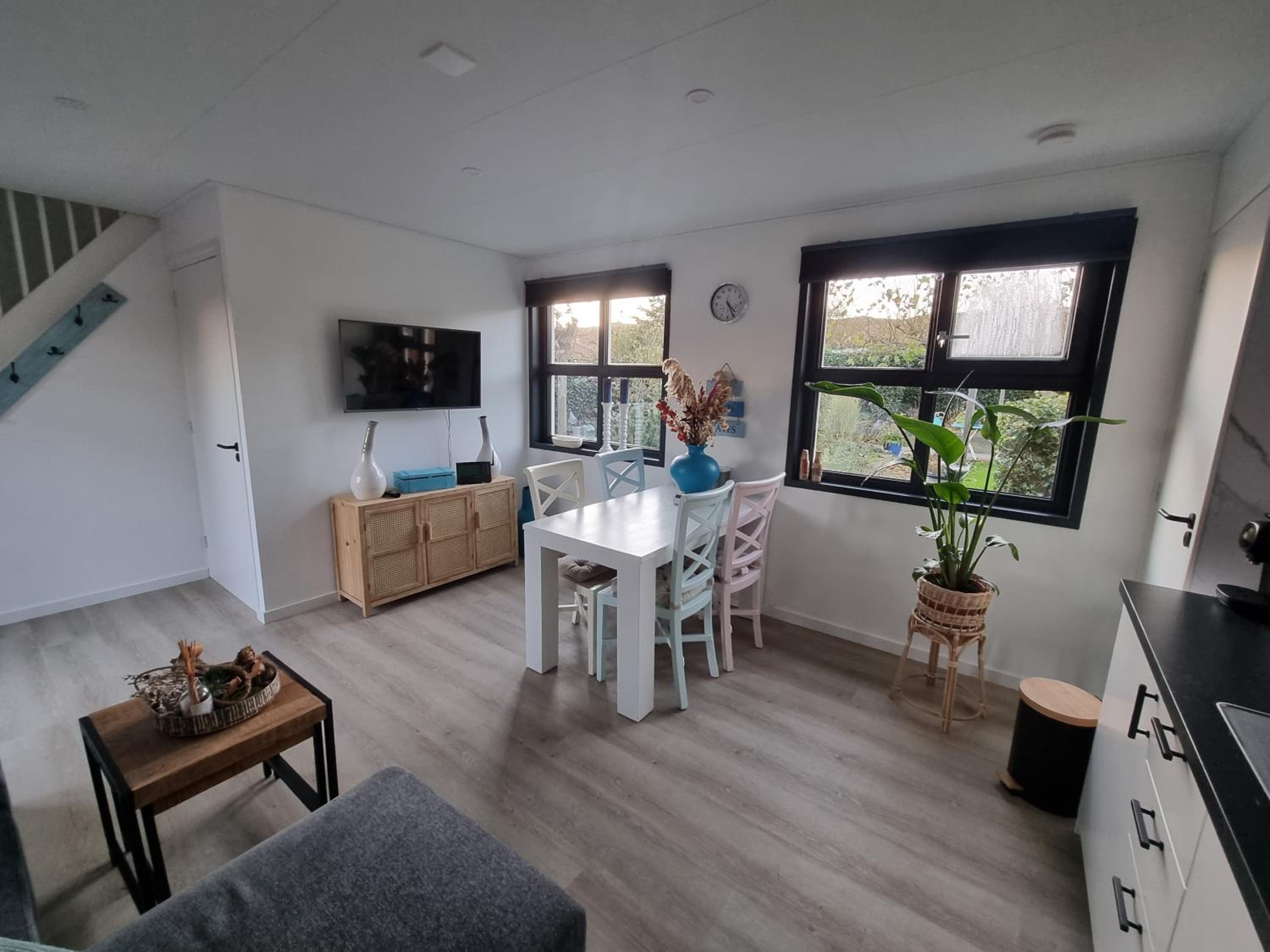 Strandhuisje achter de duinen.