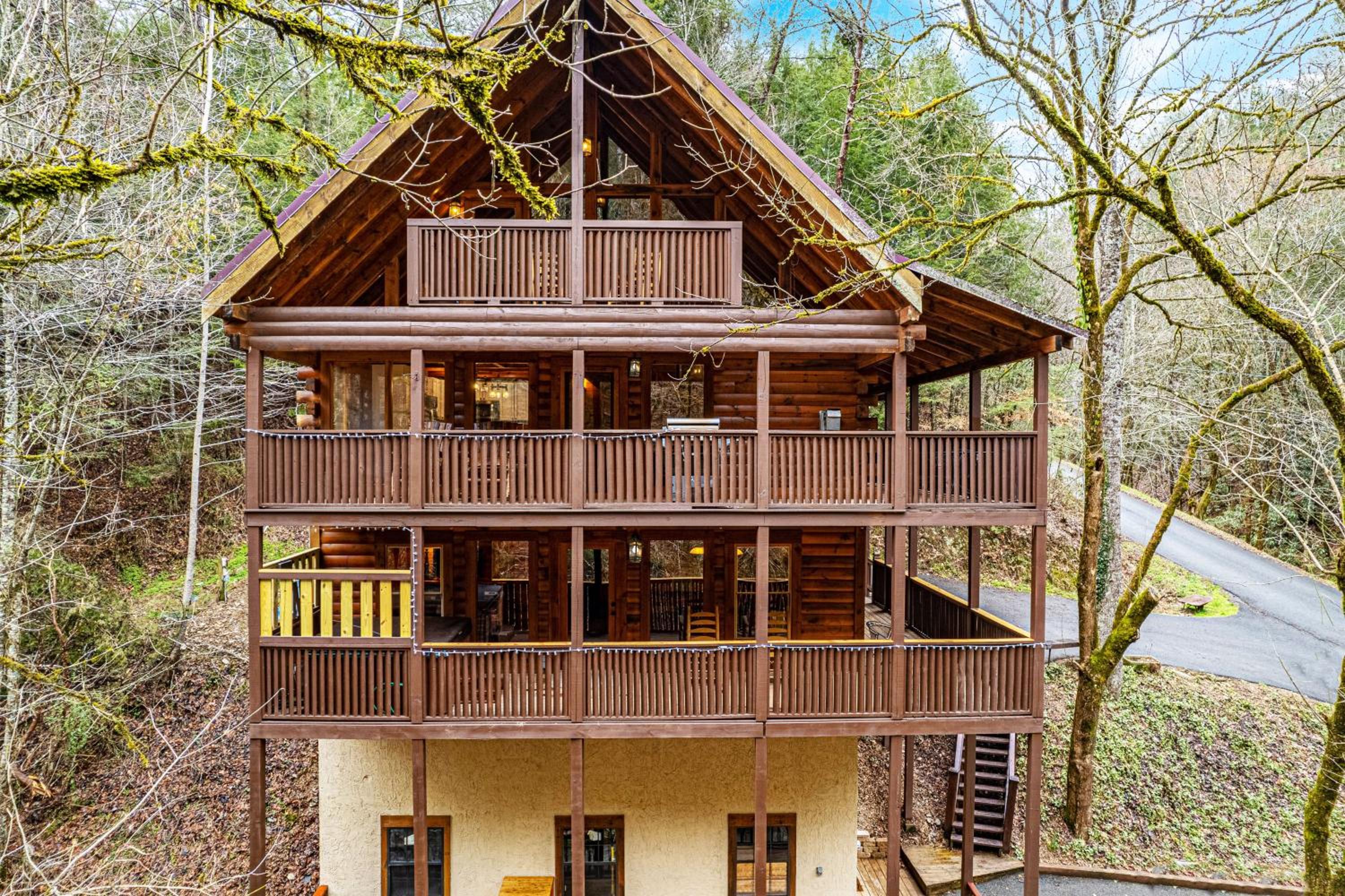 Creek, Pet Friendly, Spa, Arcade, Private, King Beds, Games, Easy Roads view 3