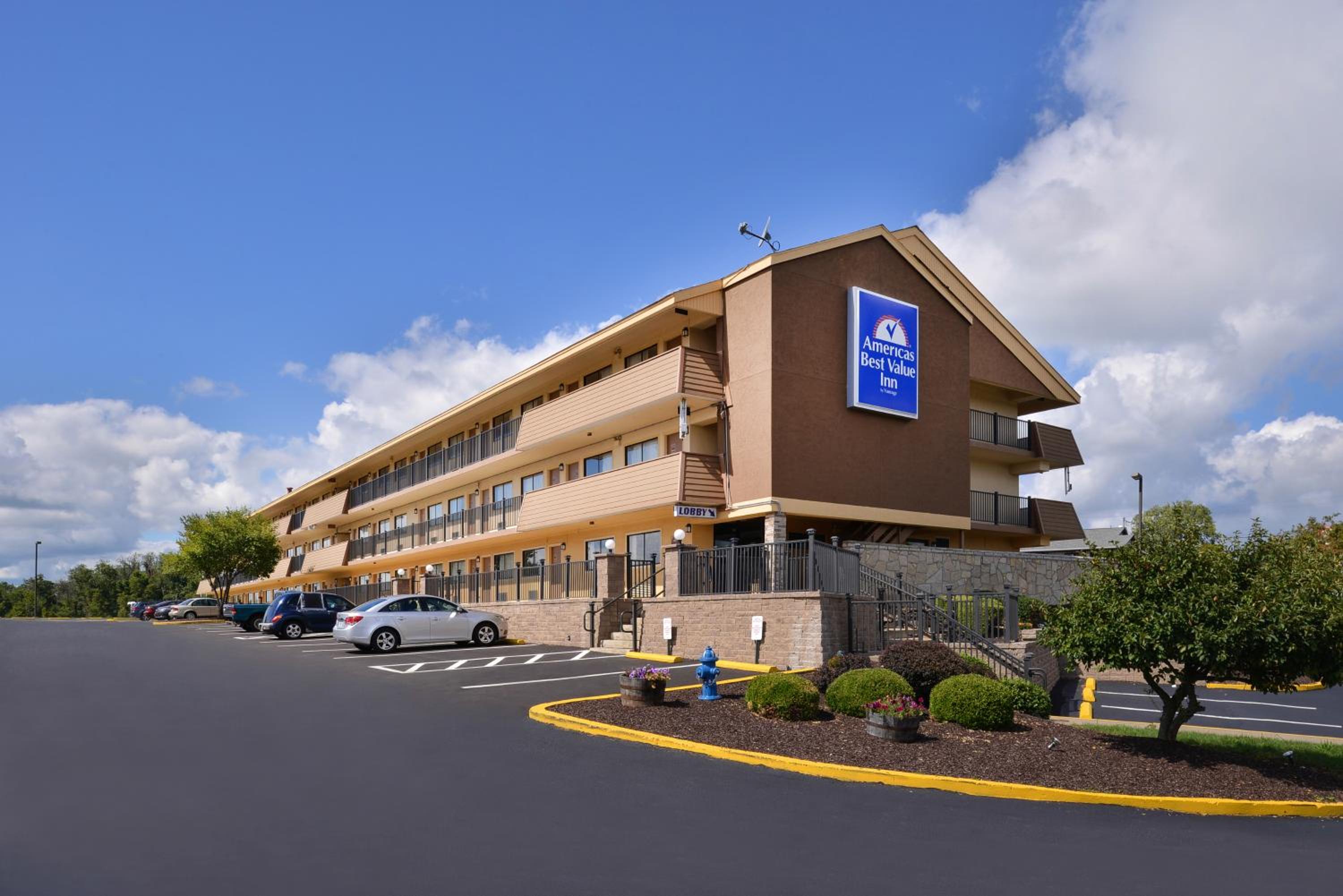 Americas Best Value Inn-Pittsburgh Airport view 3