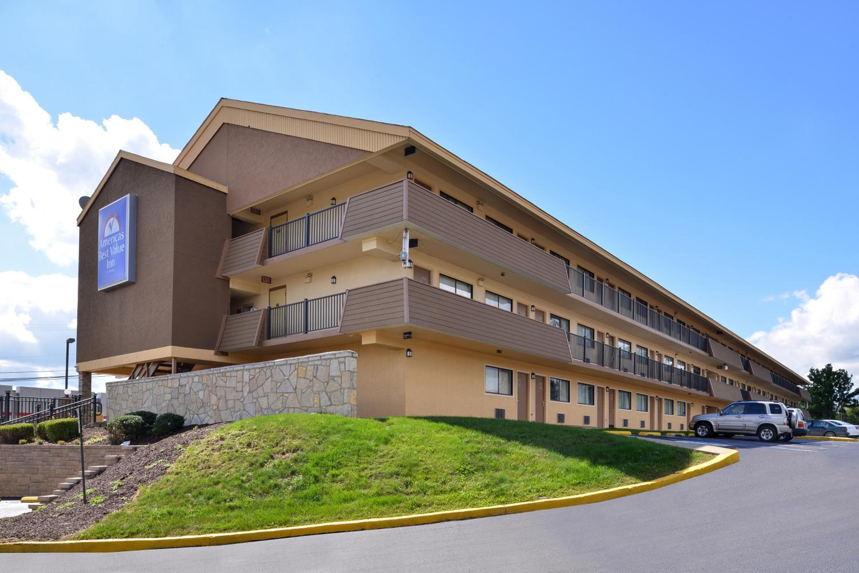 Americas Best Value Inn-Pittsburgh Airport view 4