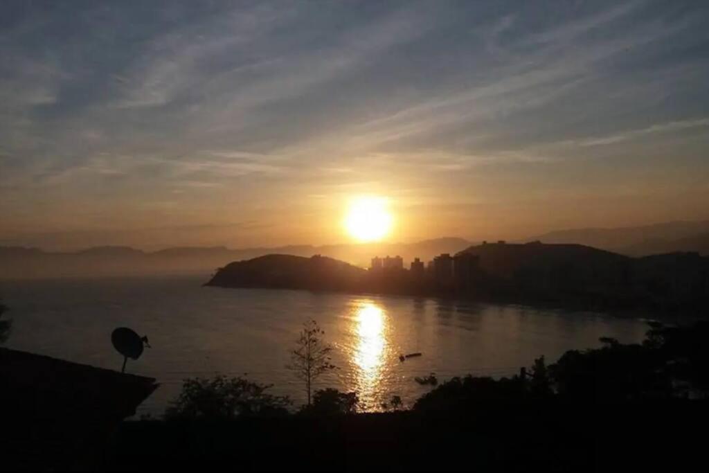 Por de sol no mar da cama