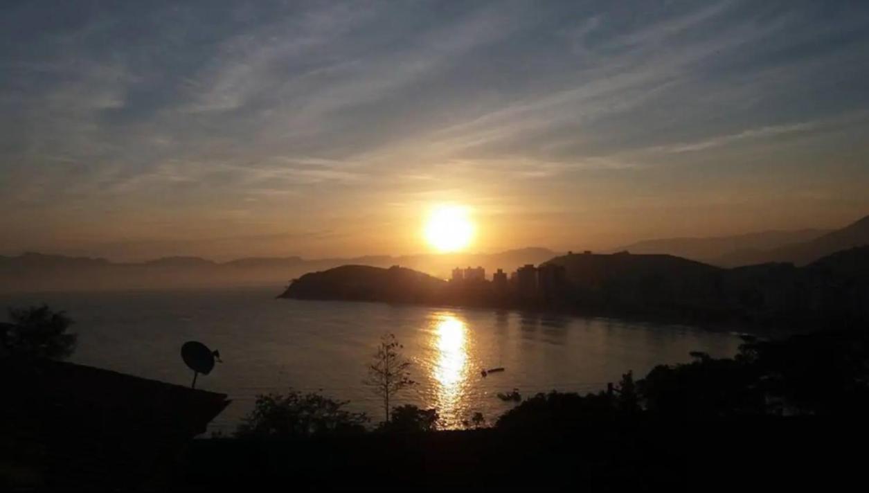 Por de sol no mar da cama