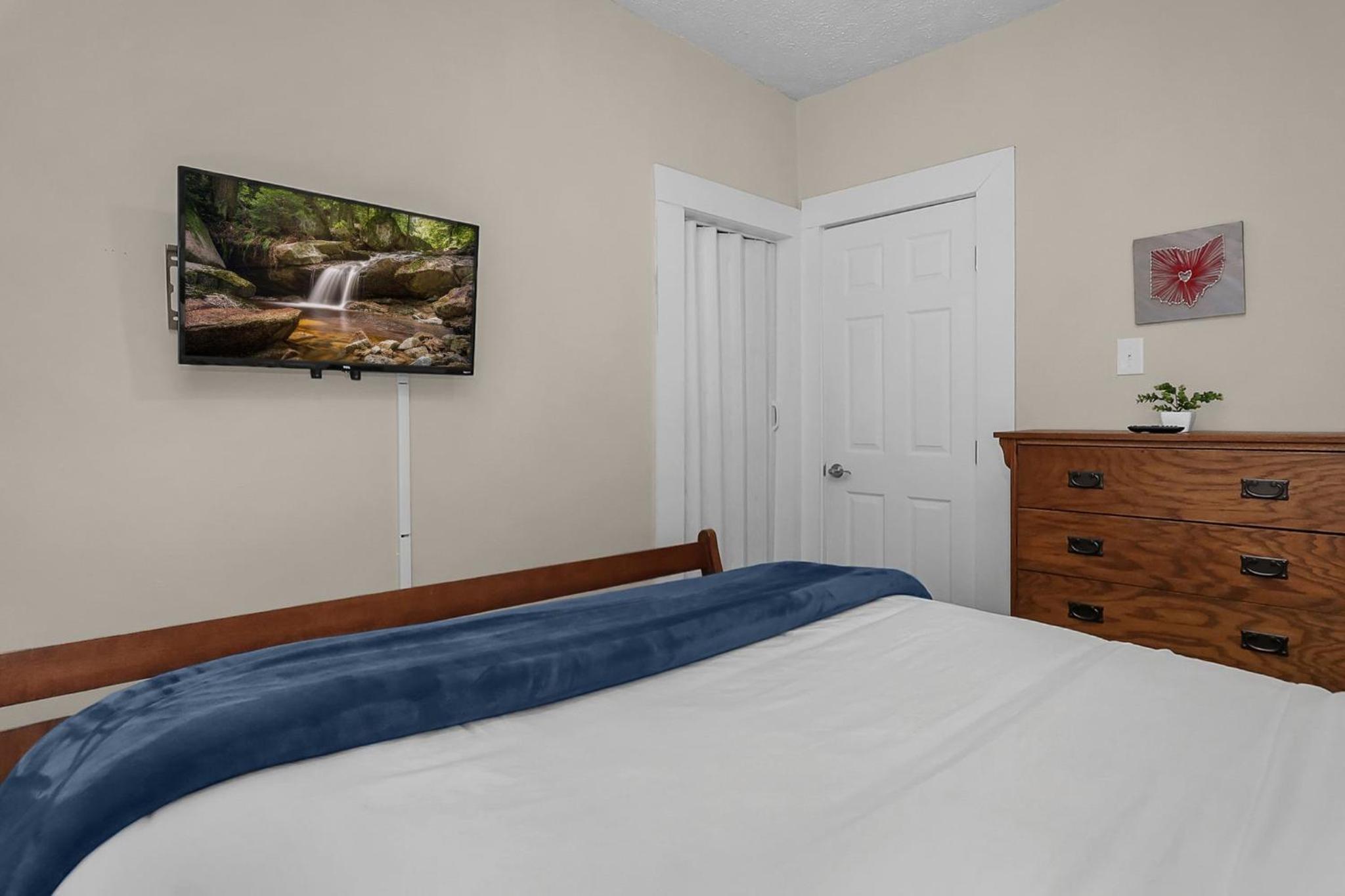 Modern 2BR near DT, 8min walk to Park&Conservatory view 3