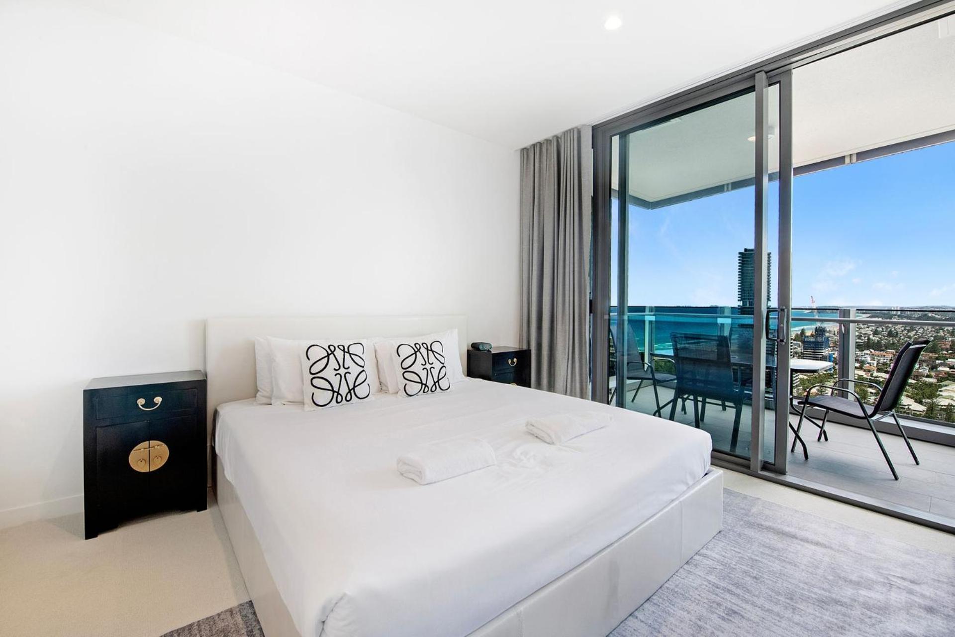 Signature Broadbeach Ocean Views Apartment - CoastHM