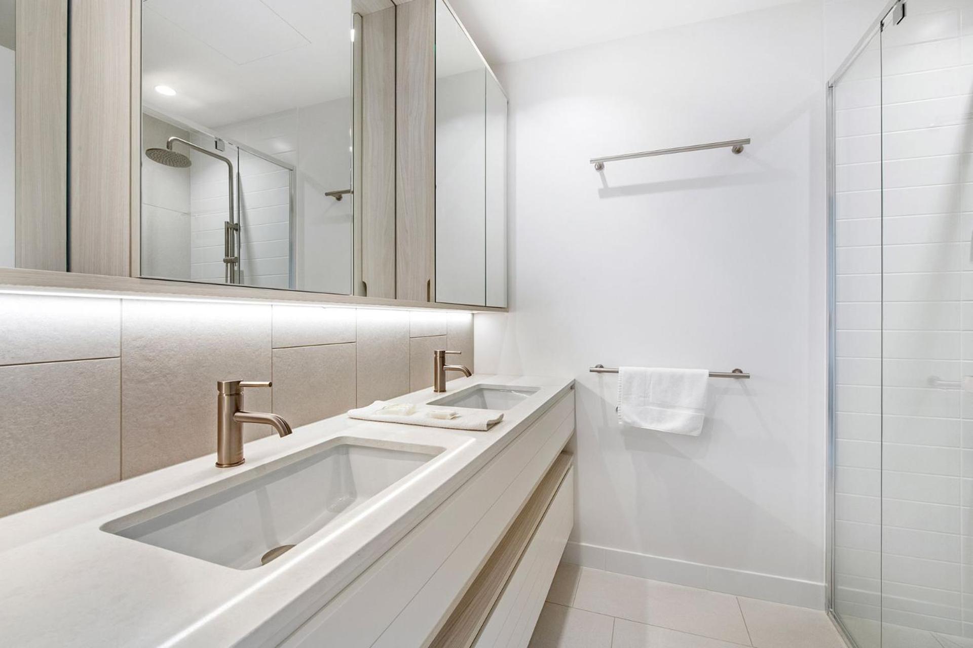 Signature Broadbeach Ocean Views Apartment - CoastHM