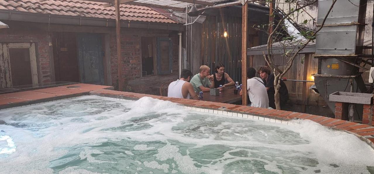 Chinatown Hostel by Mingle - Rooftop Private Jacuzzi with Bar