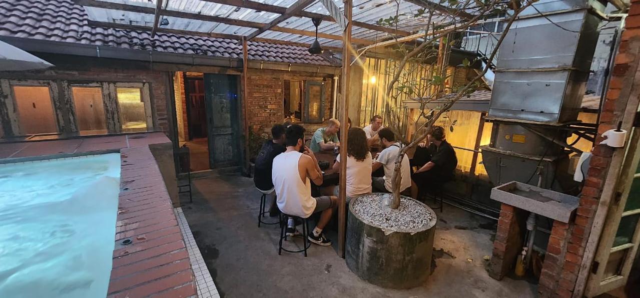 Chinatown Hostel by Mingle - Rooftop Private Jacuzzi with Bar