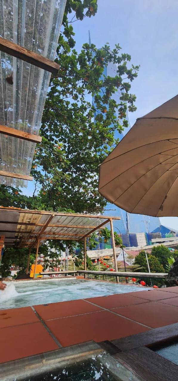 Chinatown Hostel by Mingle - Rooftop Private Jacuzzi with Bar