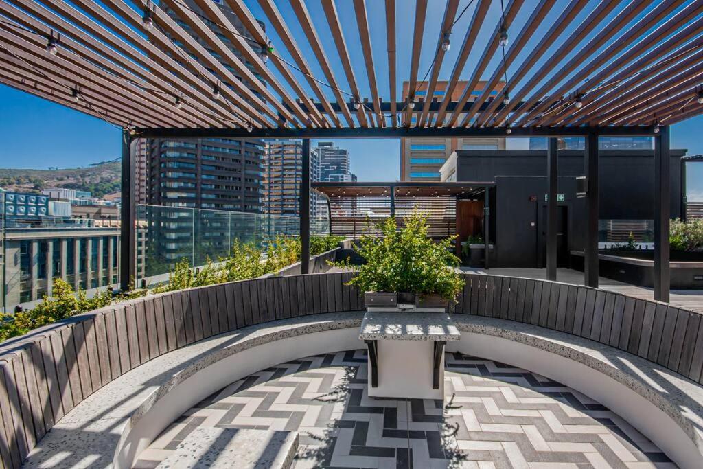 Gorgeous, secure, brand new, stylish- central-Pool
