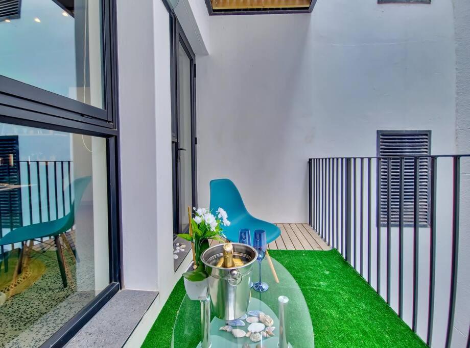 Gorgeous, secure, brand new, stylish- central-Pool