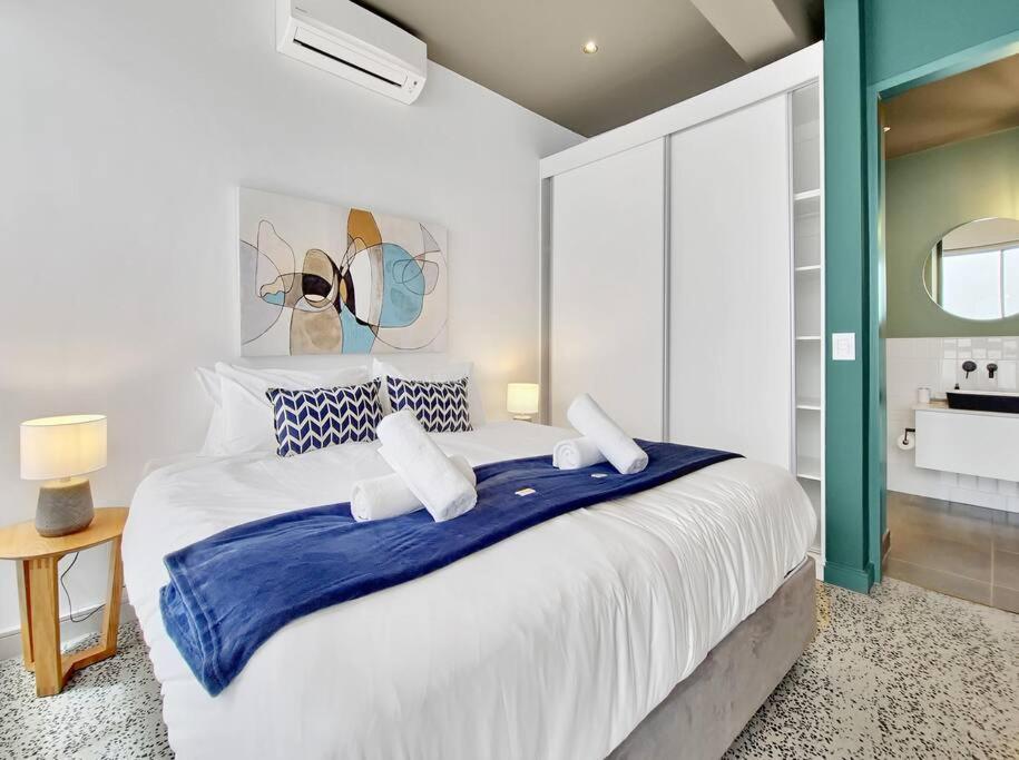 Gorgeous, secure, brand new, stylish- central-Pool