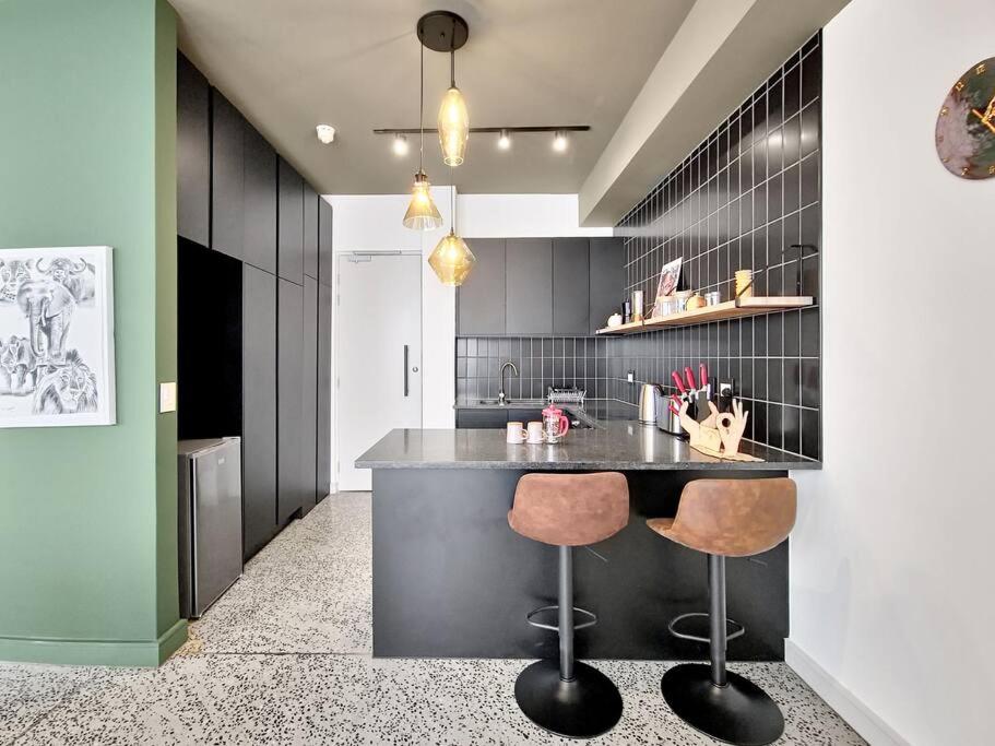 Gorgeous, secure, brand new, stylish- central-Pool