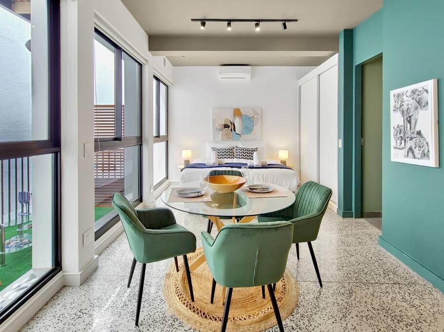 Gorgeous, secure, brand new, stylish- central-Pool