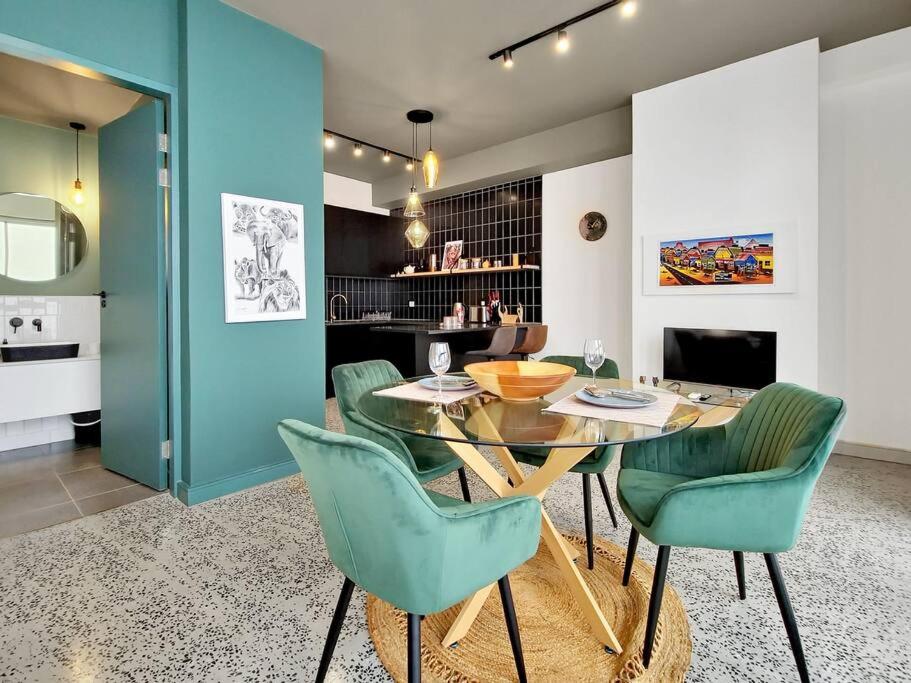 Gorgeous, secure, brand new, stylish- central-Pool