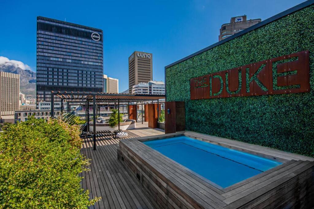 Gorgeous, secure, brand new, stylish- central-Pool