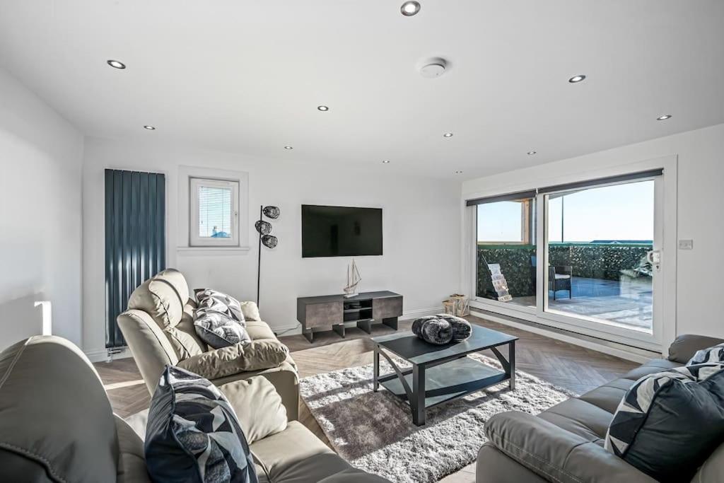 Sea View Luxury Apartment 3 bedrooms Free Parking - By Coast Apartments view 5