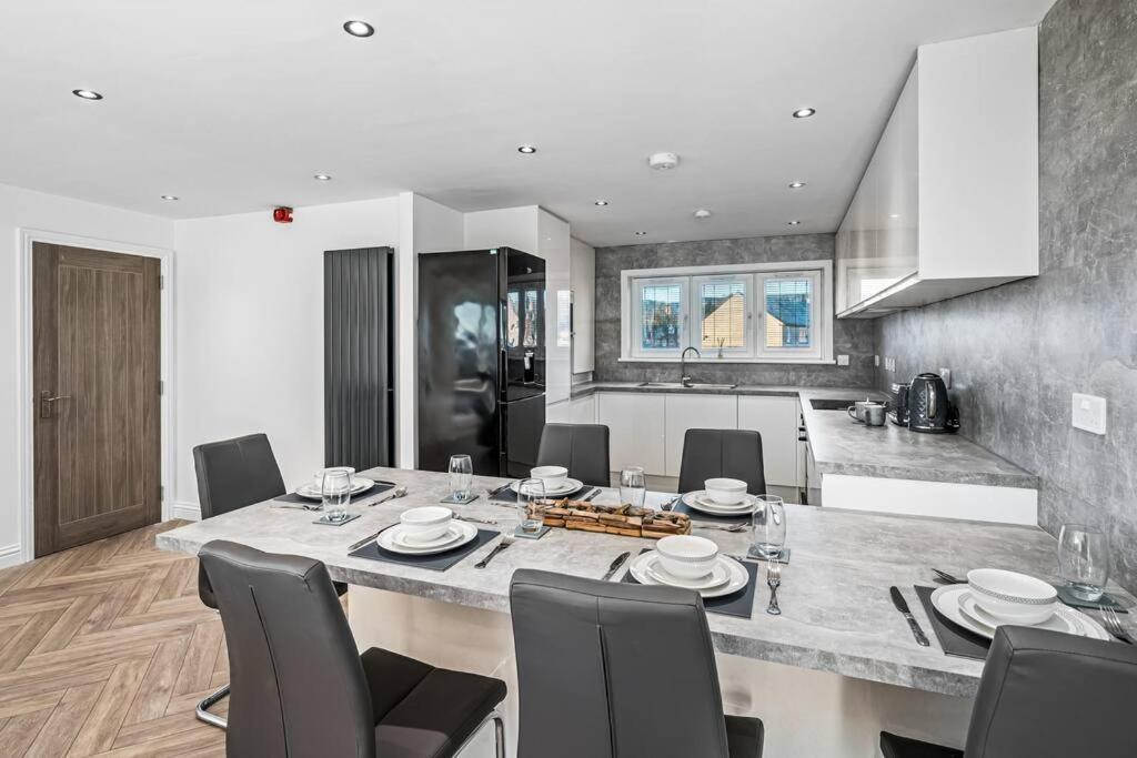Sea View Luxury Apartment 3 bedrooms Free Parking - By Coast Apartments view 2