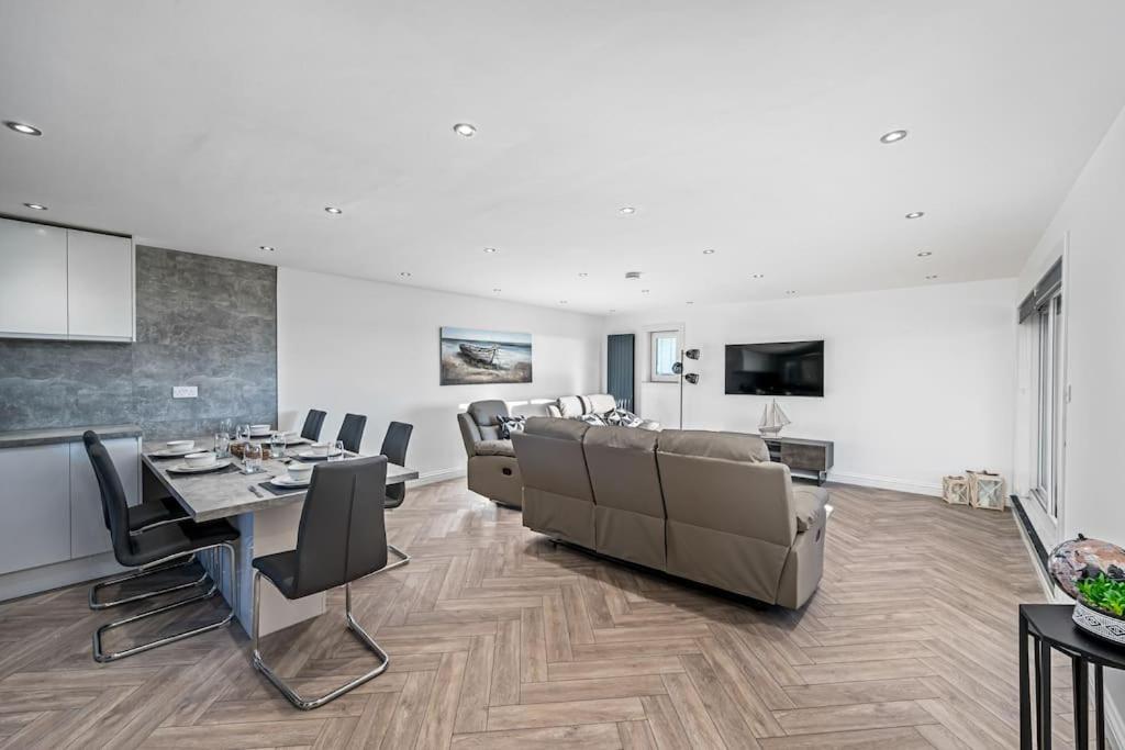 Sea View Luxury Apartment 3 bedrooms Free Parking - By Coast Apartments view 4