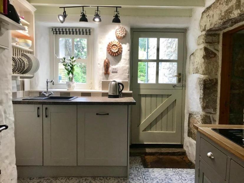 Dog friendly cottage with woodland & lake view 3