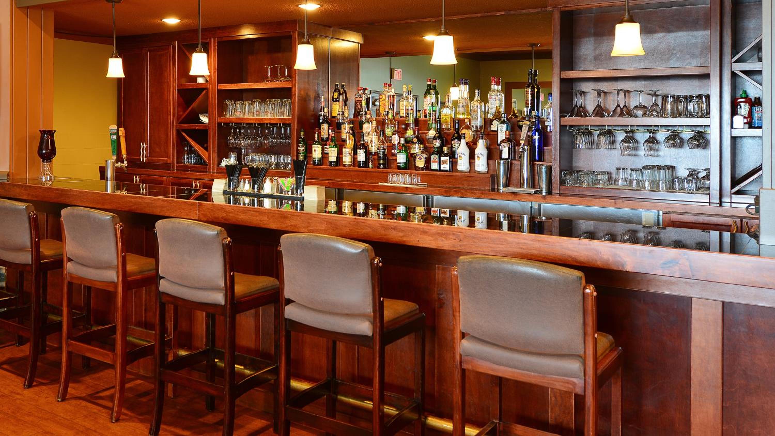 Golden Vacations - Prestige Inn Golden - Property Image 2