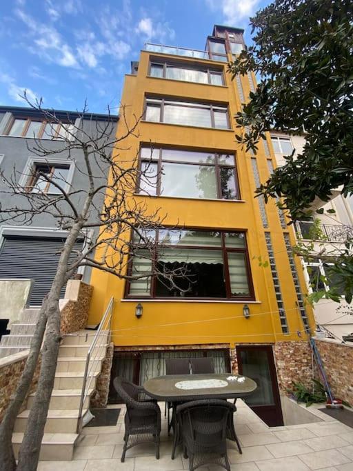 İstanbul Boğaz’ında, bahçeli, 5 katlı Villa-500m2