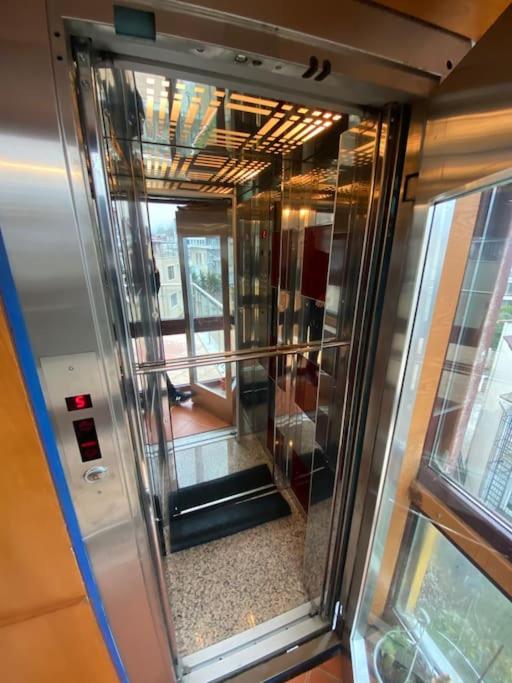 İstanbul Boğaz’ında, bahçeli, 5 katlı Villa-500m2