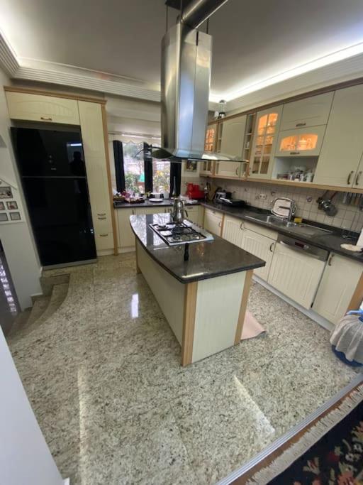 İstanbul Boğaz’ında, bahçeli, 5 katlı Villa-500m2