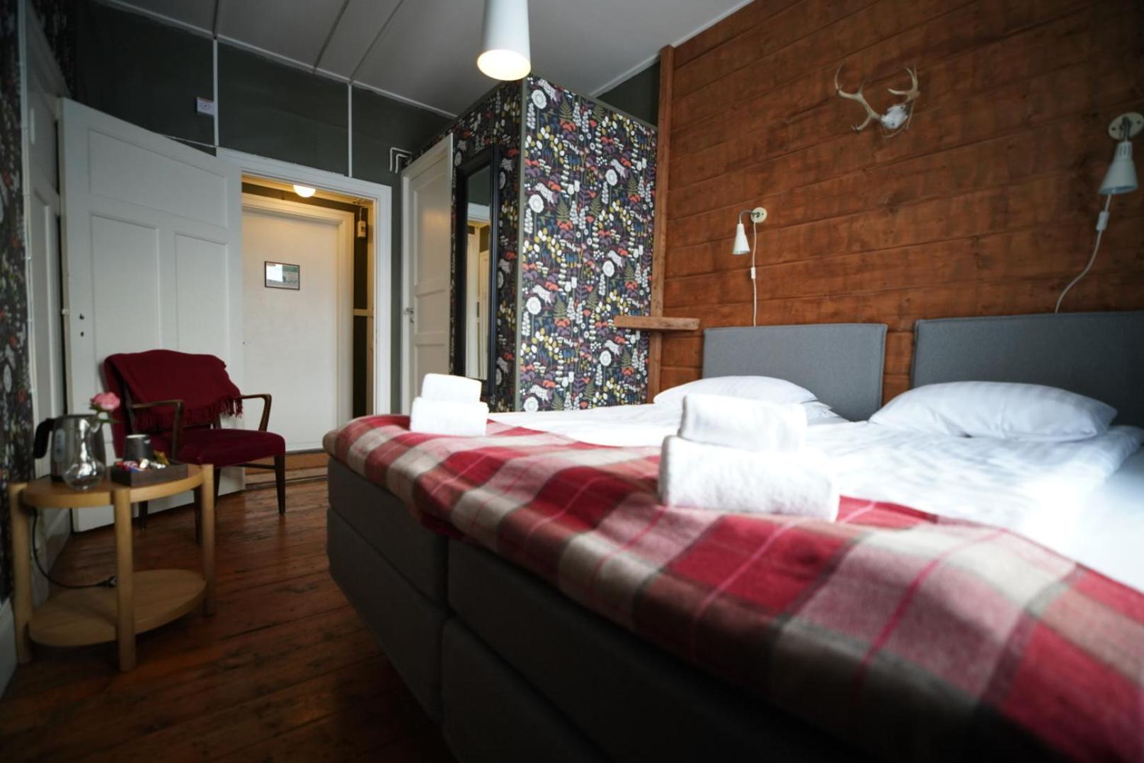 Le Ski Lodge & Steakhouse