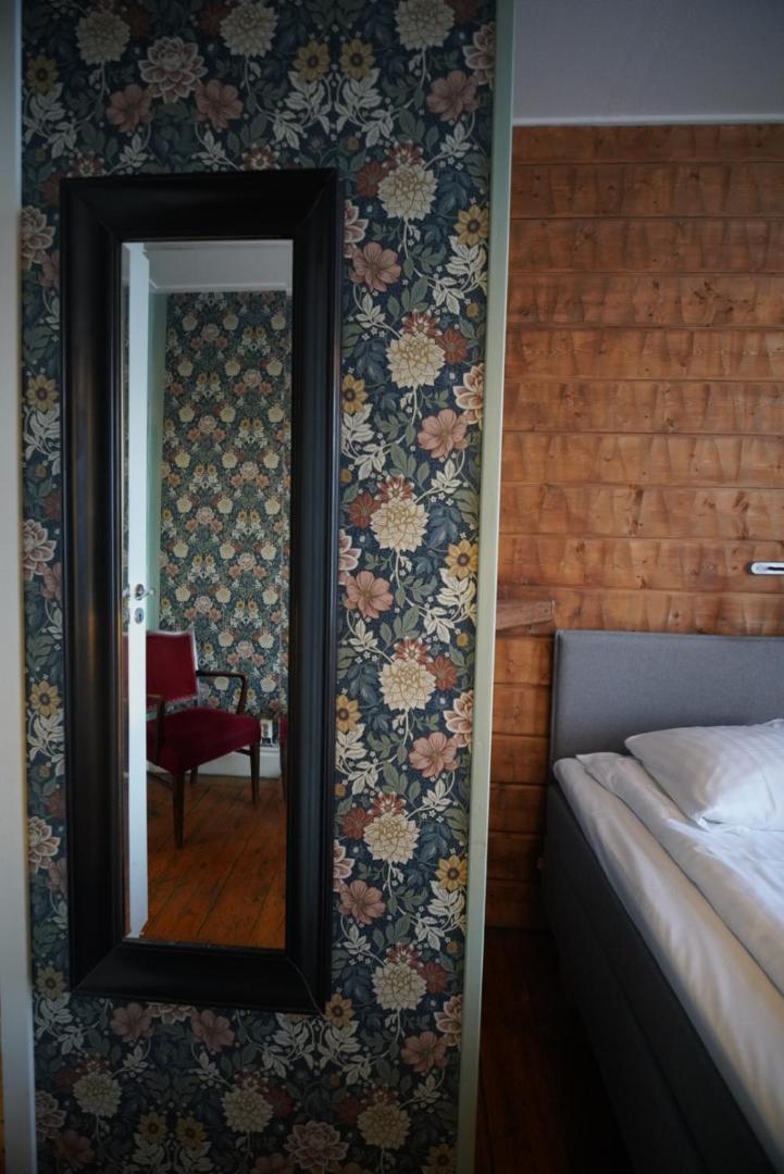 Le Ski Lodge & Steakhouse