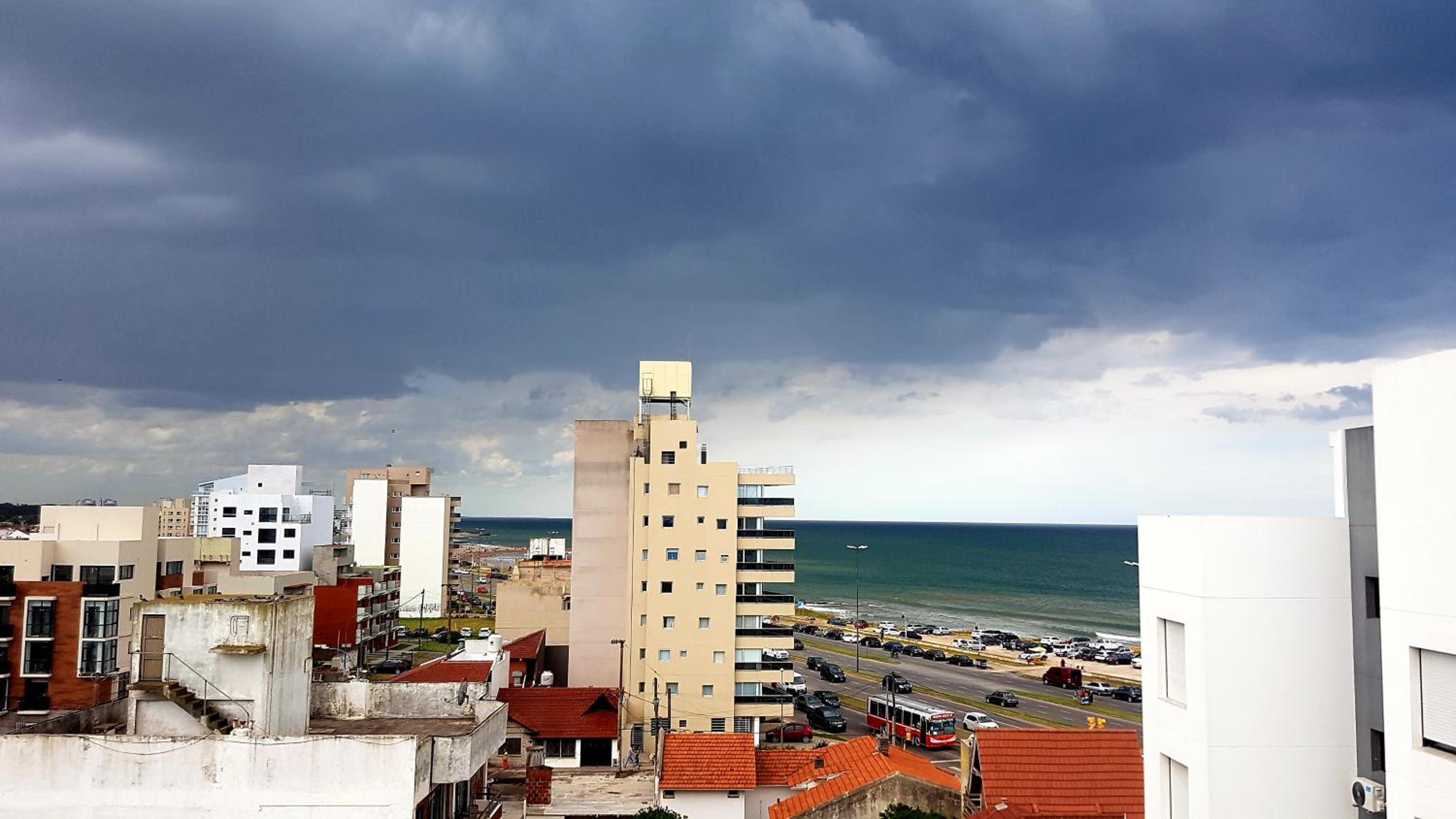 Semipiso Casaverde,con doble vista al mar, frente a la playa!con cochera y balcón terraza