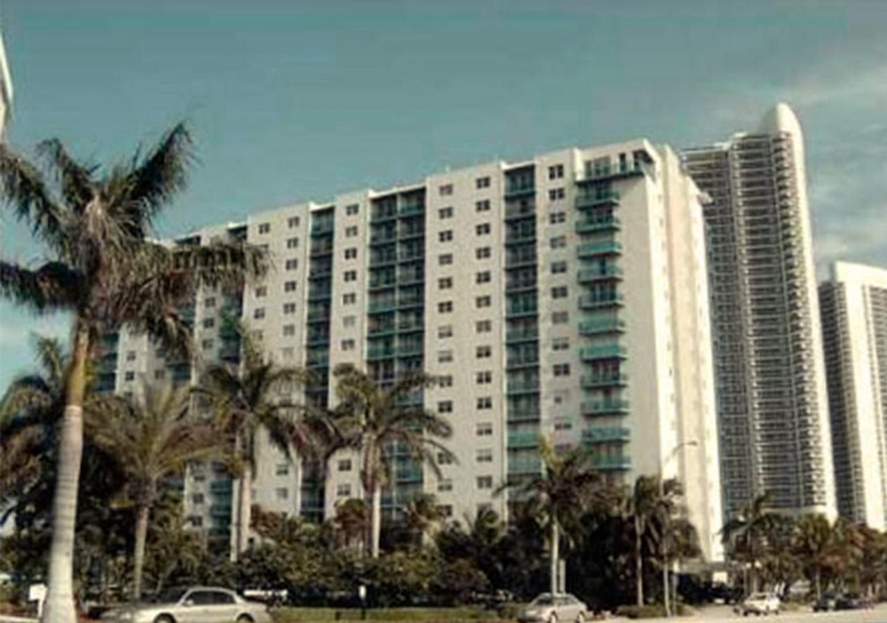 Modern Ocean View Apartment by Miami Te Espera - HALLANDALE 9E