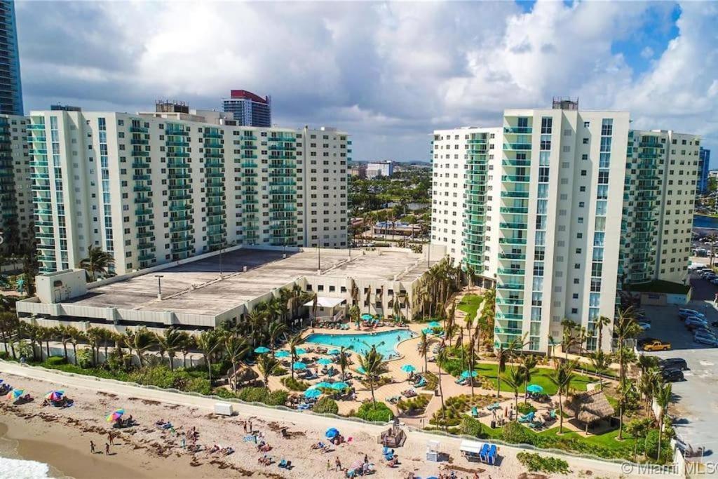 Stunning Beach Apartment by Miami Te Espera - Hollywood Beach 7W view 3