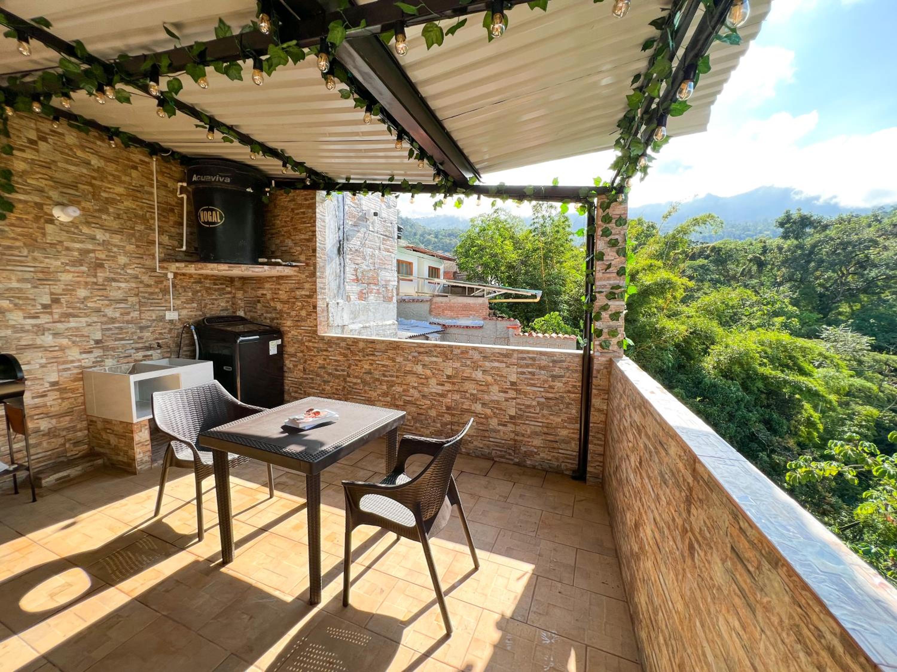 Casa rústica con terraza, en el corazón del pueblo
