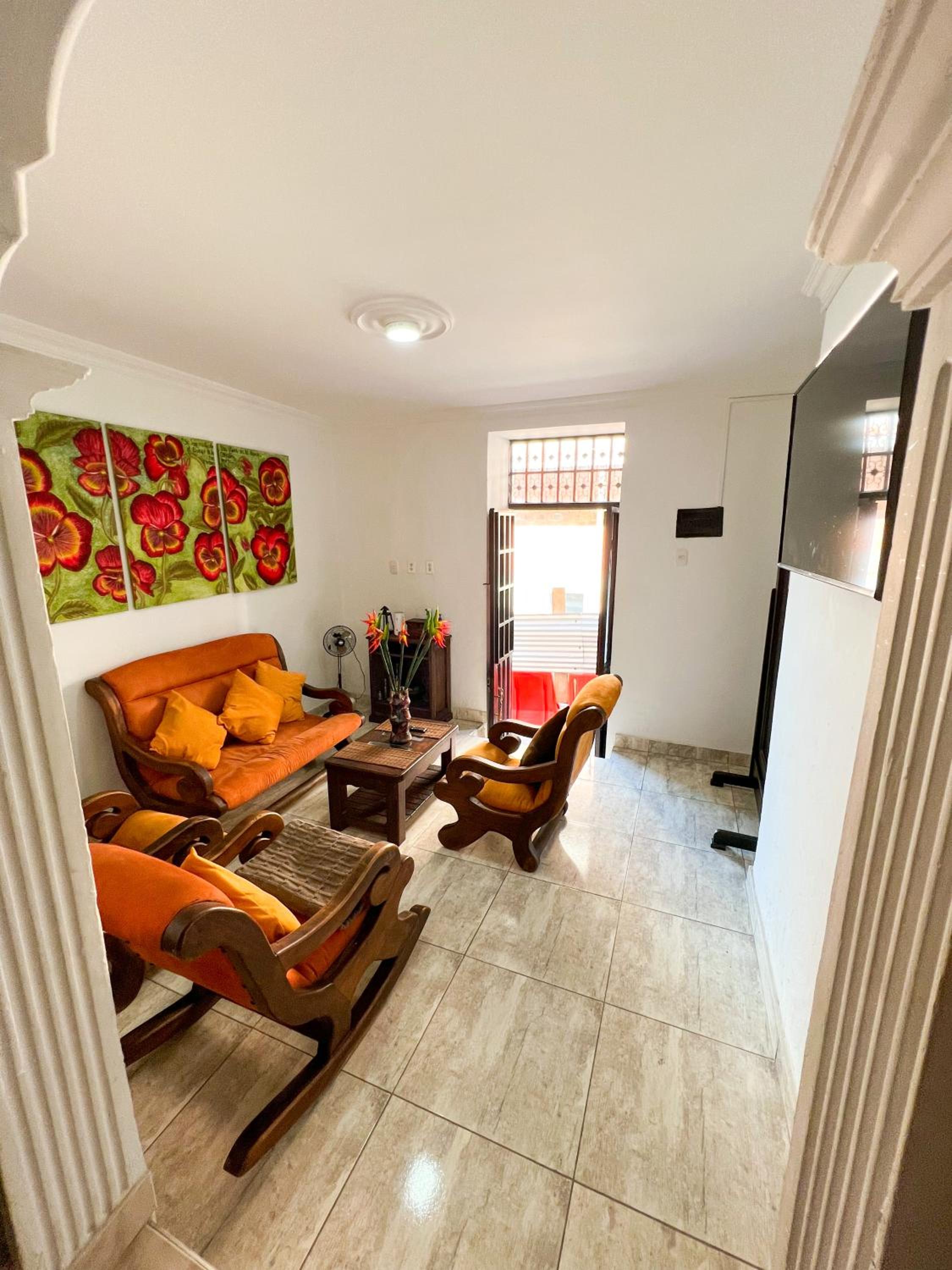 Casa rústica con terraza, en el corazón del pueblo