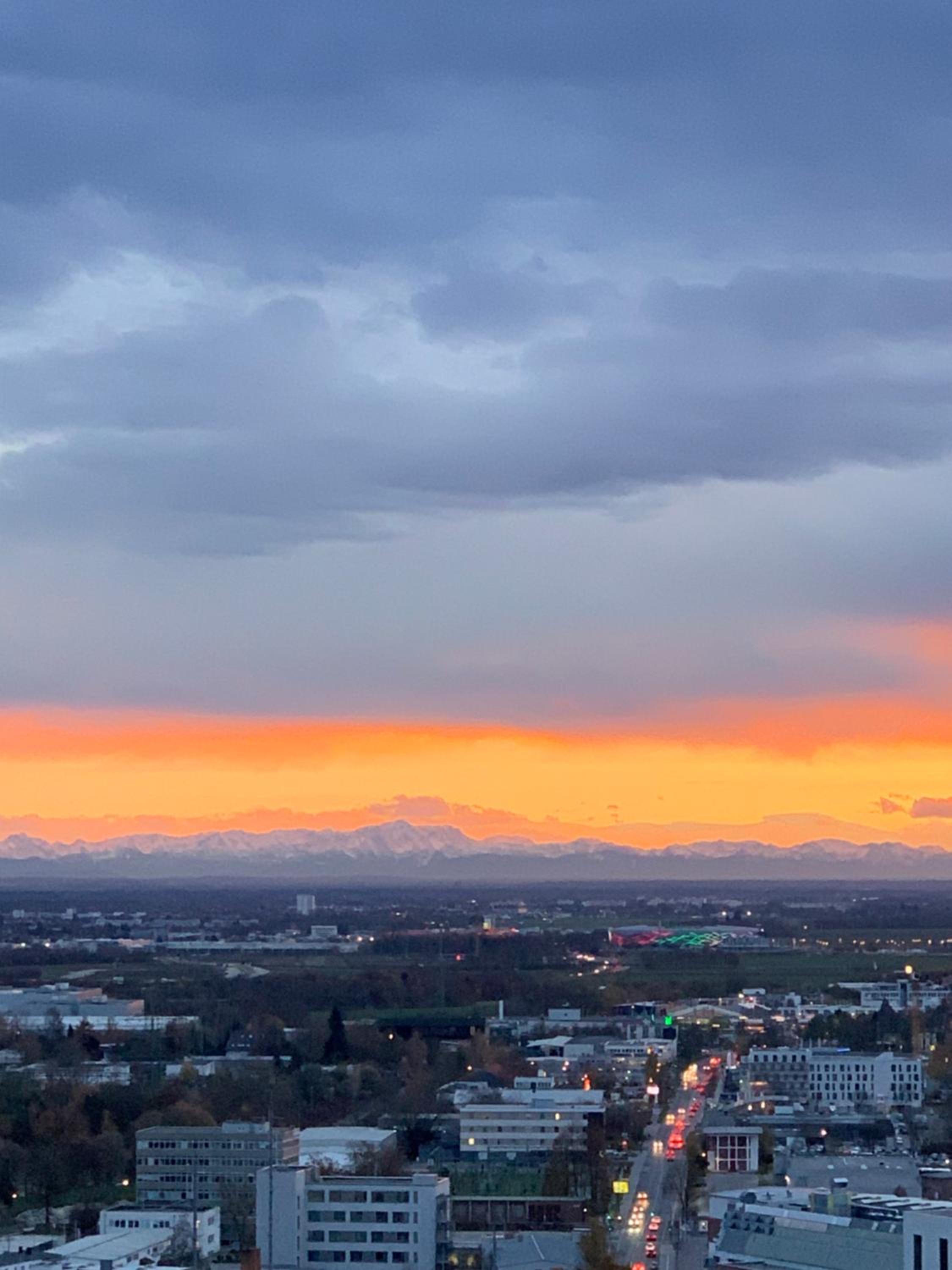 GREAT CITY VIEW I 26 FLOOR I NETFLIX and BOXSPRINGBED