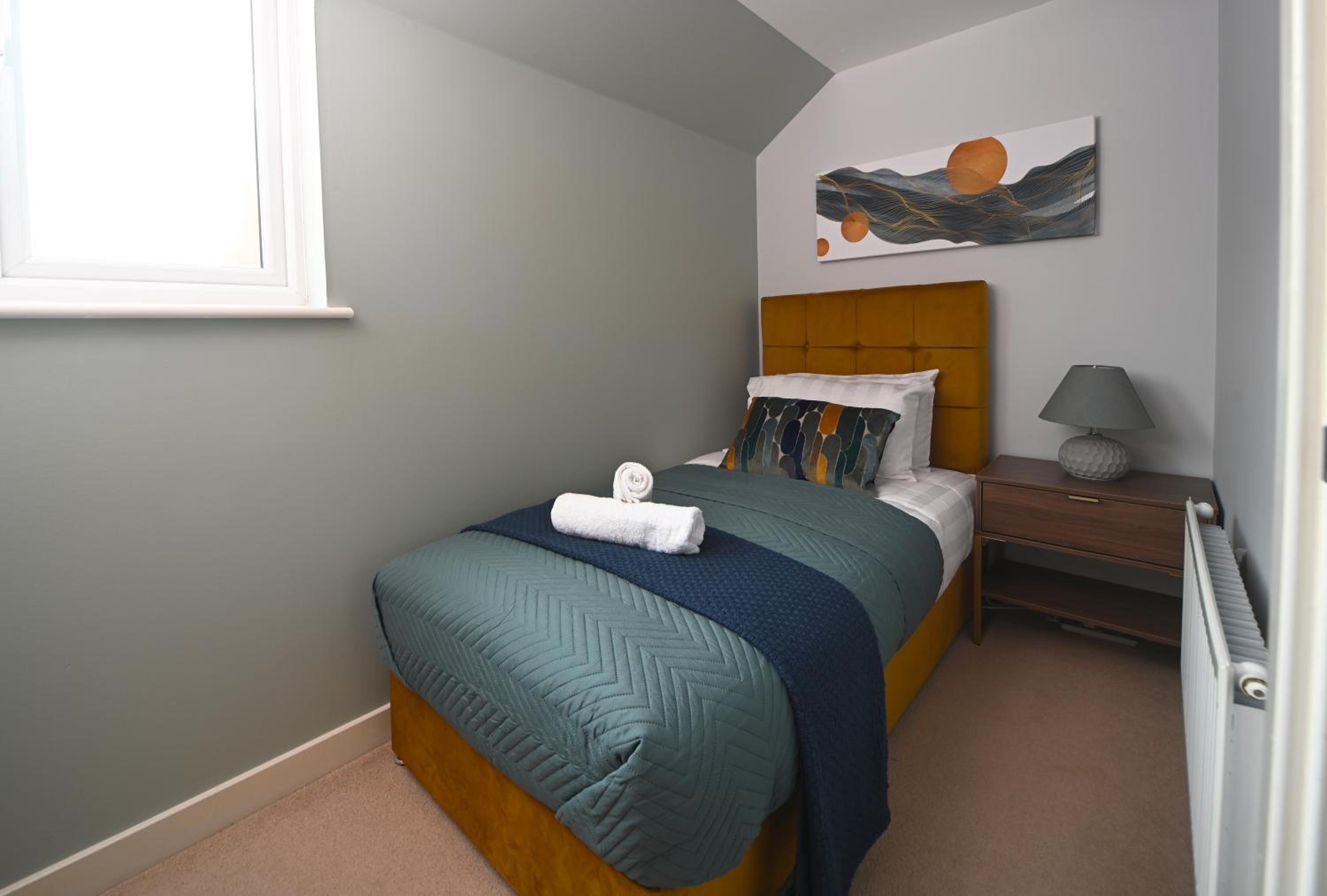 Detached 2 Bedroom Coach House with Private Garage Parking Swindon view 3