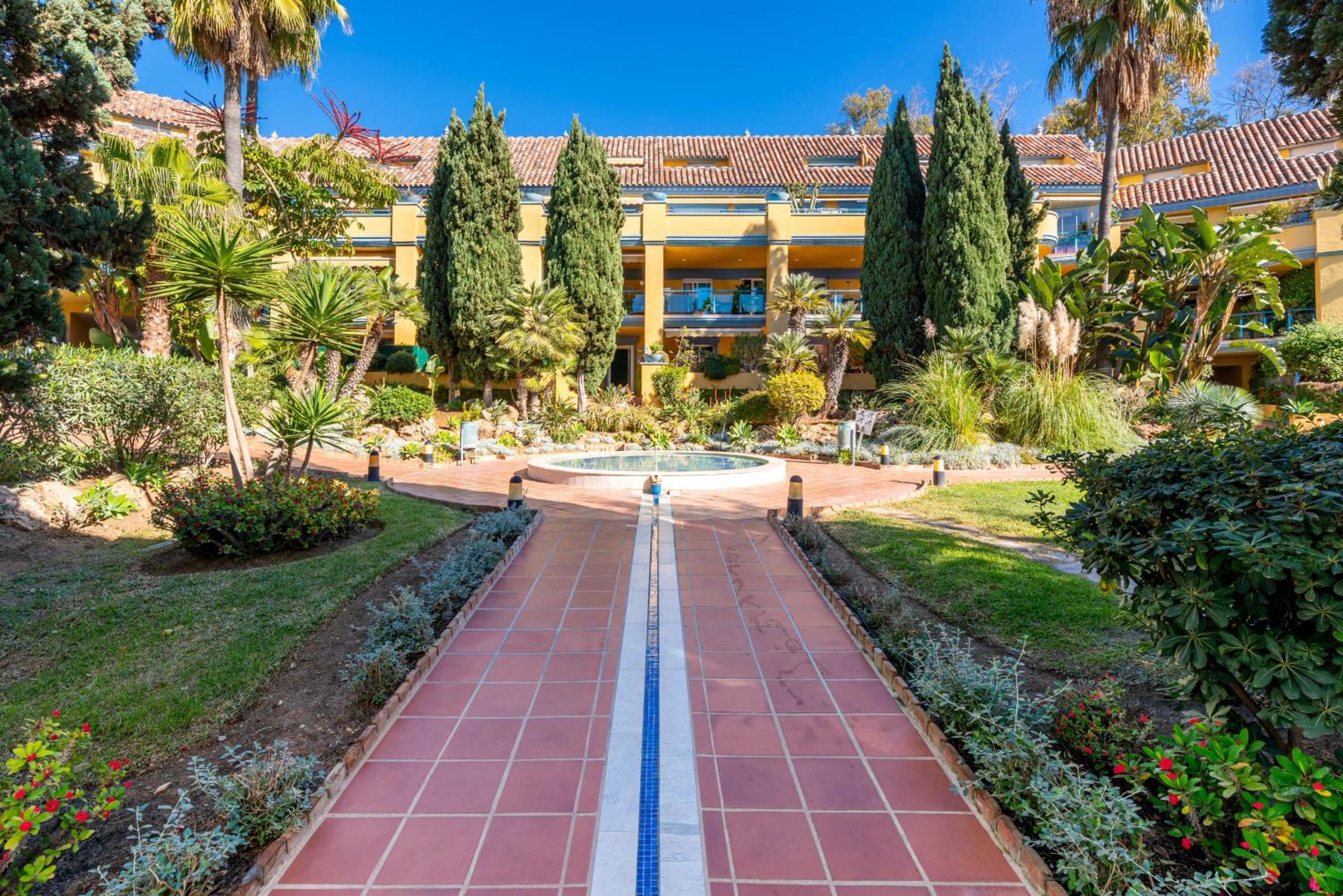 Bahia de Marbella - 3 bedroom beach apartment with sea view view 2