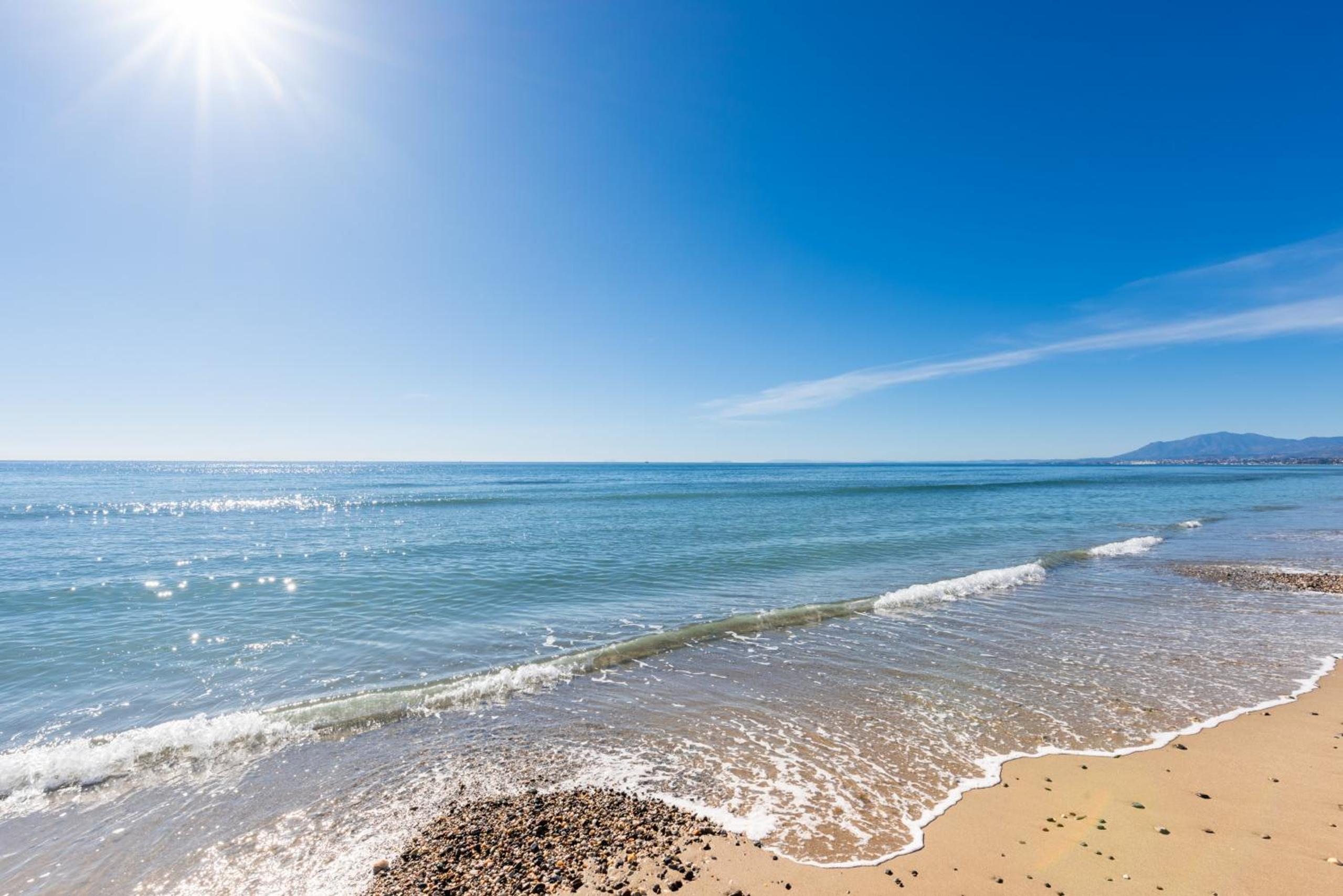 Bahia de Marbella - 3 bedroom beach apartment with sea view view 4