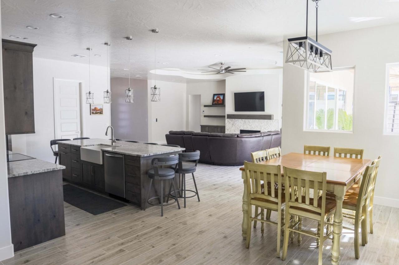 Southern Desert Retreat New Luxury Private Home with Large Pool and Spa Sleeps 26 view 2